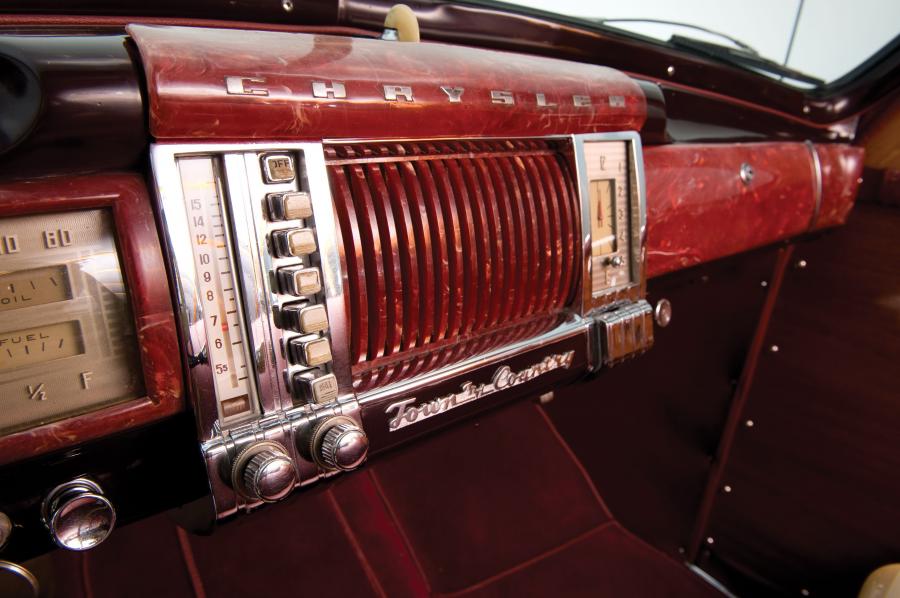 Детали интерьера Chrysler Windsor Town & Country Station Wagon 1941 года  (фото 2 из 24)